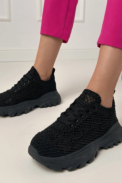 Tênis pretos vazados na plataforma... Tênis pretos vazados na plataforma...