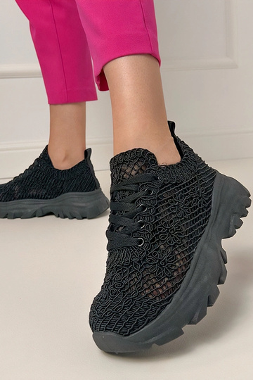 Tênis pretos vazados na... 2