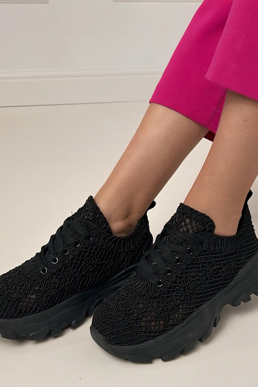 Tênis pretos vazados na plataforma... Tênis pretos vazados na plataforma...