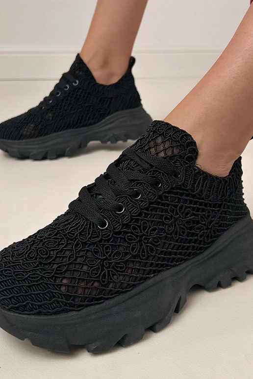 Tênis pretos vazados na plataforma... Tênis pretos vazados na plataforma...