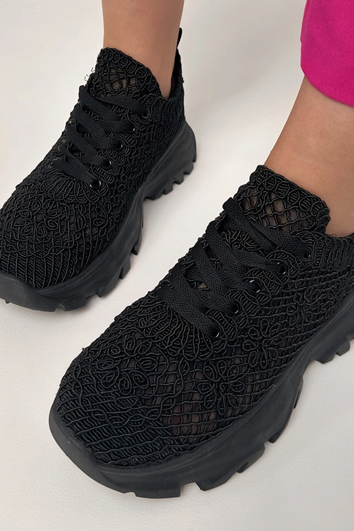 Tênis pretos vazados na plataforma... Tênis pretos vazados na plataforma...