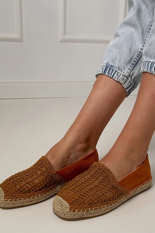 Espadrilhas marrons vazadas na... Espadrilhas marrons vazadas na...