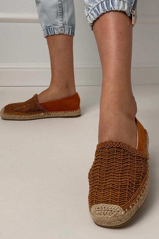 Espadrilhas marrons vazadas na... Espadrilhas marrons vazadas na...