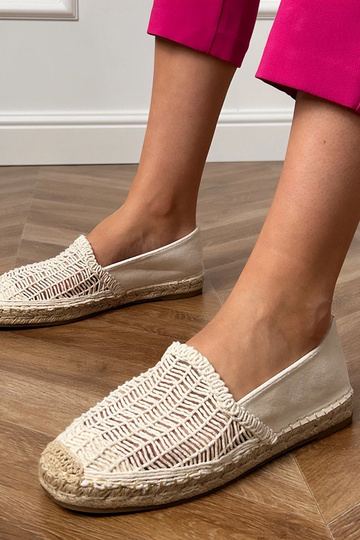 Espadrilhas na cor areia...