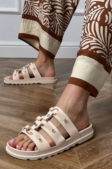 Chinelas romanas na cor areia com tachinhas Elenois 2