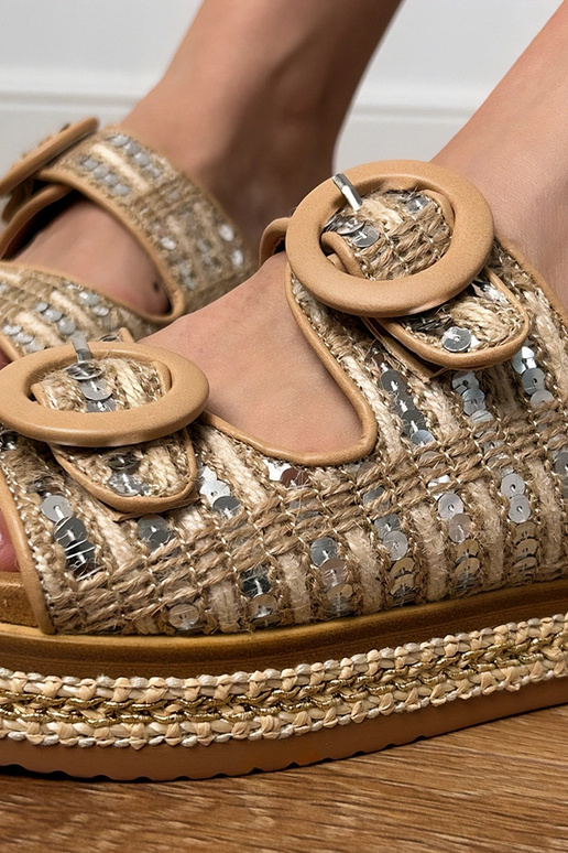 Chinelas na cor areia trançadas com...