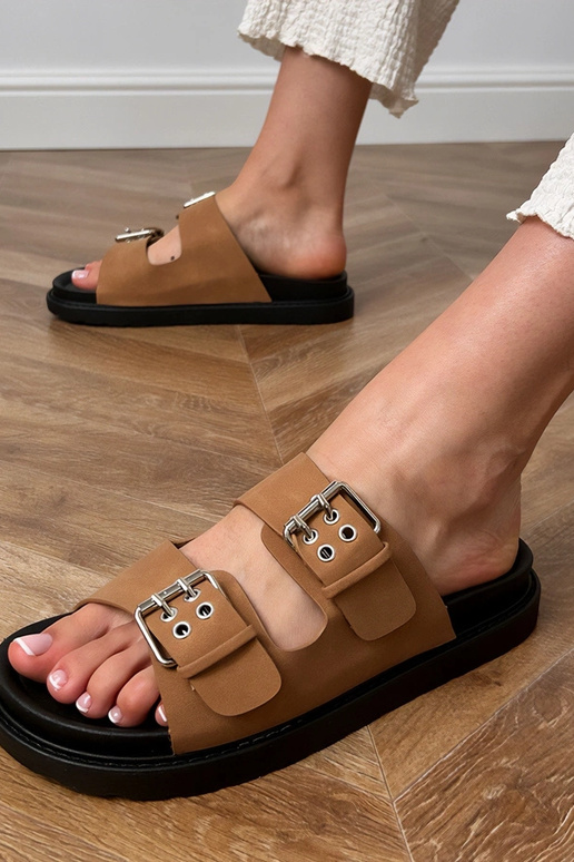 Chinelas marrons com fivelas nas...