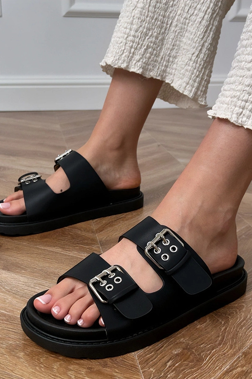 Chinelas pretas com fivelas nas tiras...