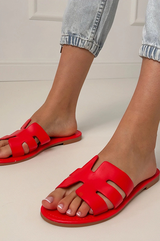 Chinelas vermelhas decoradas com...