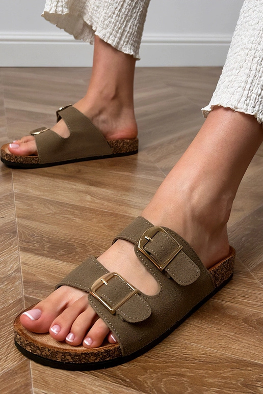 Chinelos verdes com fivelas em solado...