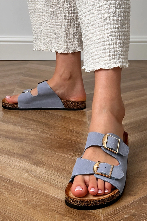 Chinelos azuis com fivelas em solado...