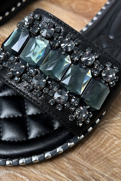 Chinelos pretos decorados com...