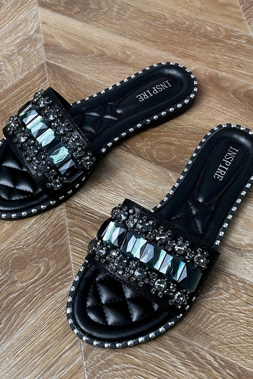 Chinelos pretos decorados com...