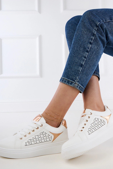 Tênis brancos com detalhes...