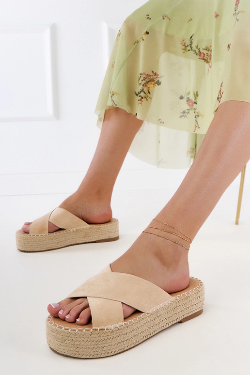 Chinelos tipo espadrilhe em tom areia...