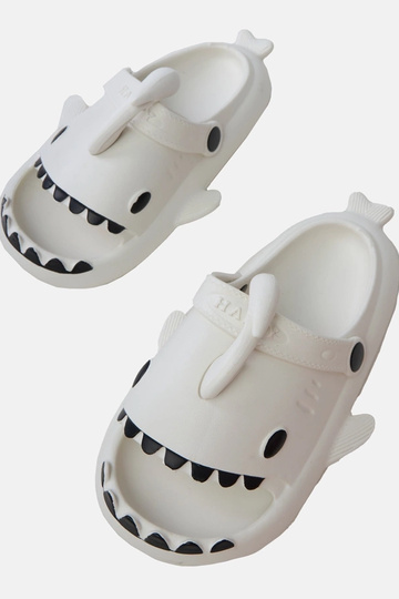 Chinelos infantis brancos com motivos de tubarão Tossi 2