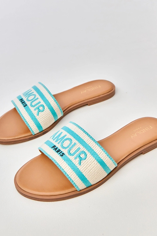 Chinelos azuis com tiras bordadas...