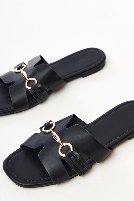 Chinelos pretos com enfeite dourado...