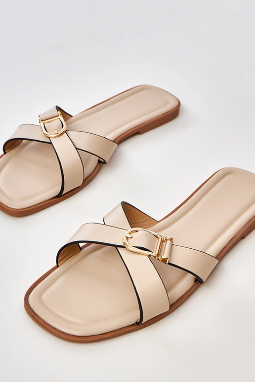 Chinelos na cor areia com fivela...