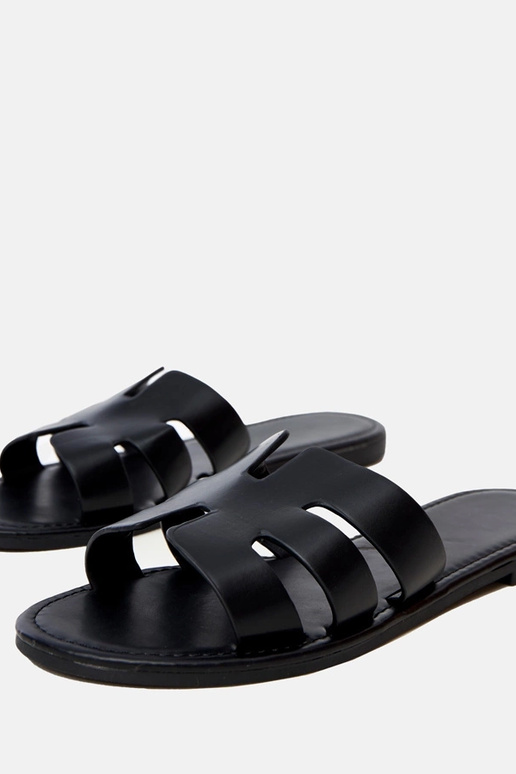 Chinelos pretos decorados com...