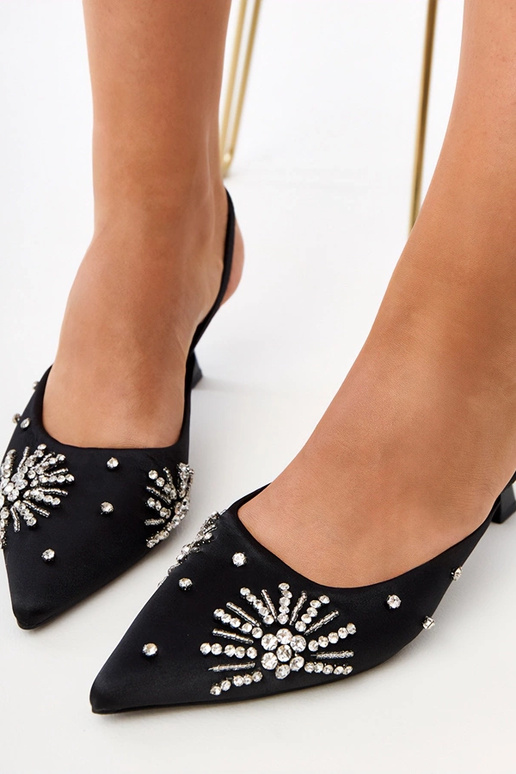 Sandálias pretas com zircônias e...