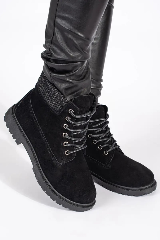 Os sapatos femininos são feitos de...