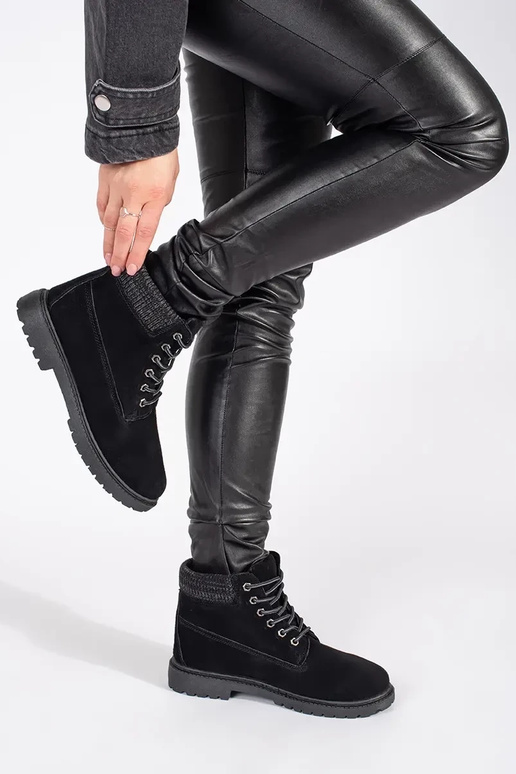 Os sapatos femininos são feitos de...