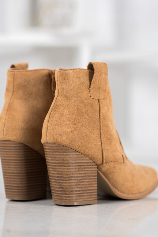 Botas de camurça estilo cowboy com... Botas de camurça estilo cowboy com...