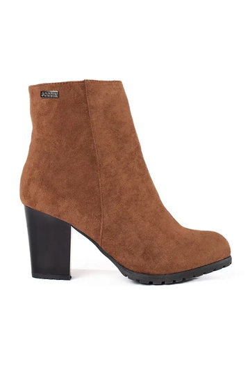 Botas marrons com saltinho