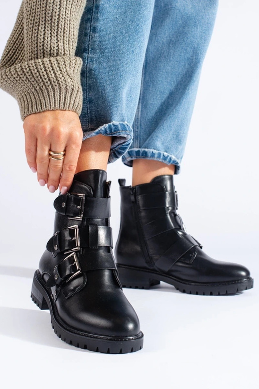 botas pretas aquecidas com fivelas