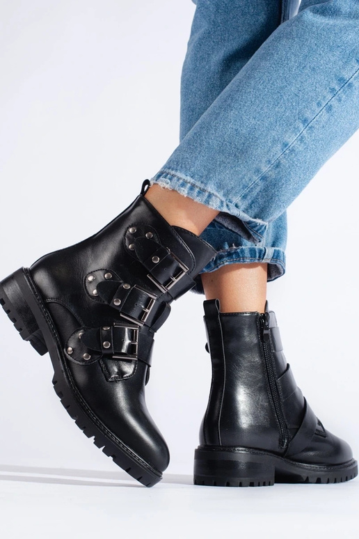 botas pretas aquecidas com fivelas