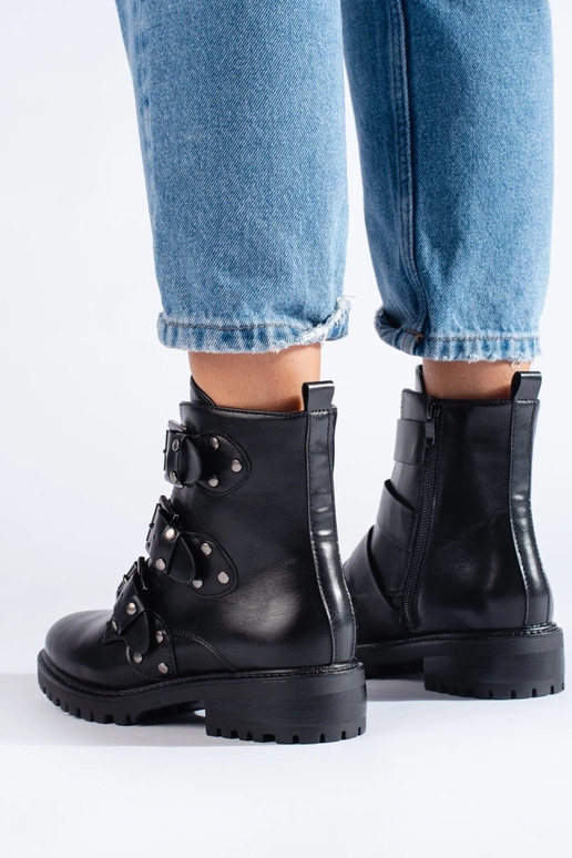 botas pretas aquecidas com fivelas