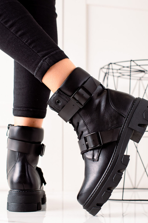 Botas femininas com fivelas pretas