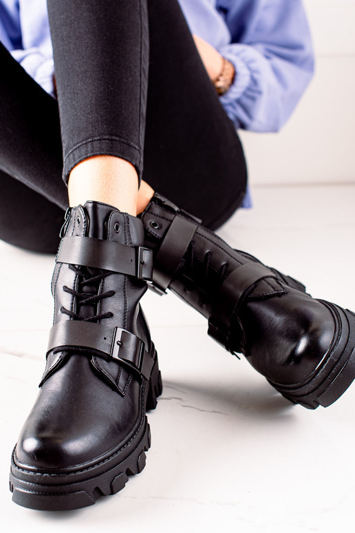 Botas femininas com fivelas pretas