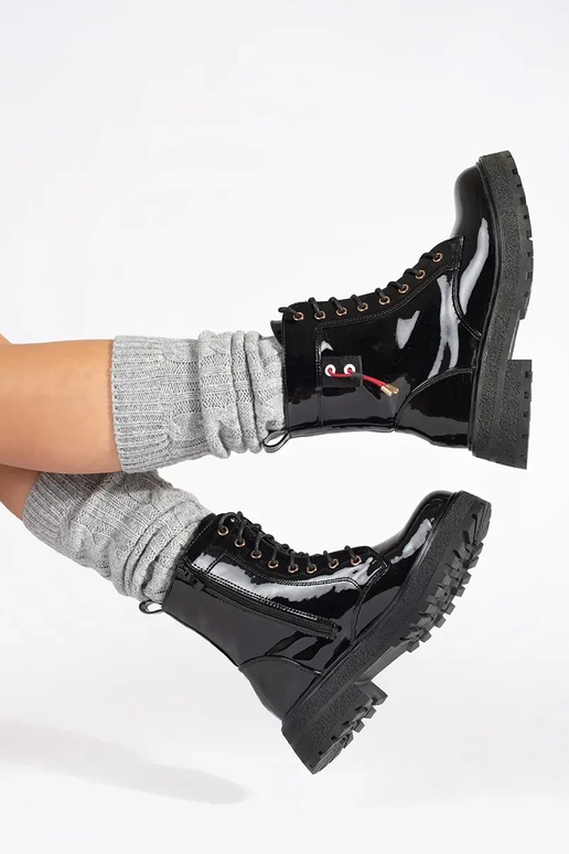 Sapatos envernizados com cadarços pretos