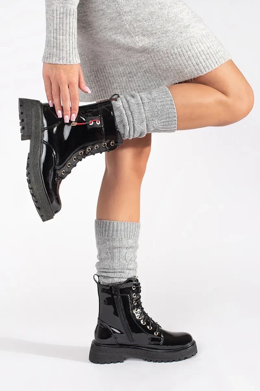 Sapatos envernizados com cadarços pretos