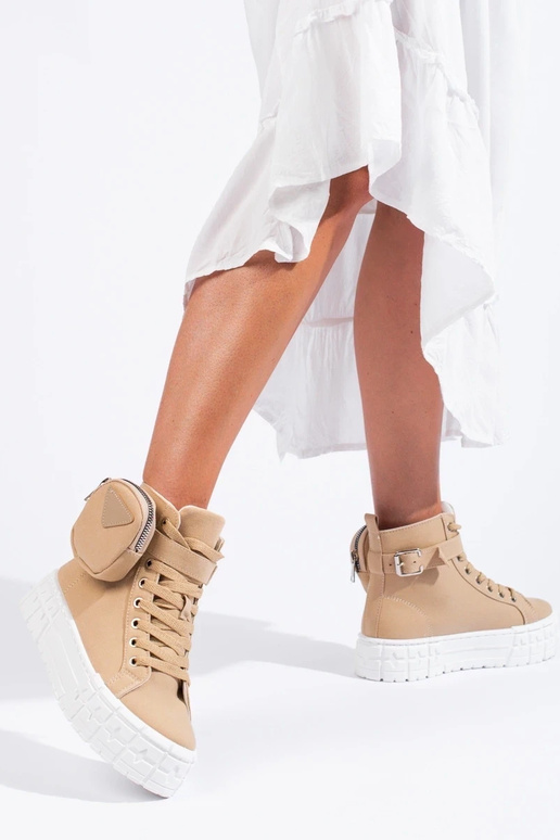 sapatos casuais com uma plataforma...