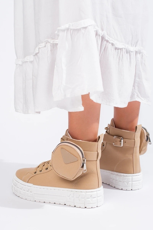 sapatos casuais com uma plataforma...