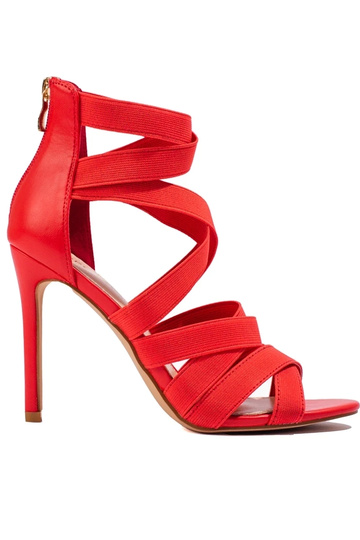 sandálias com salto fino...