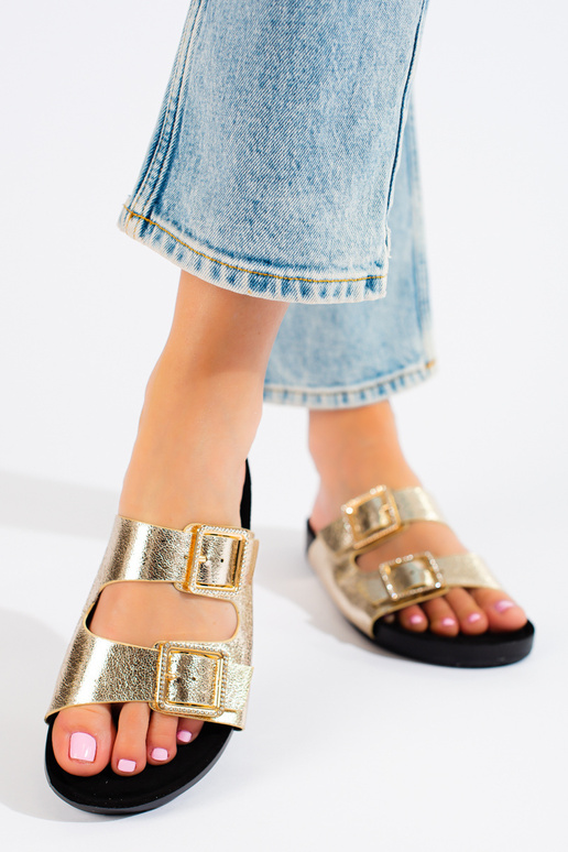 Chinelos dourados com fivelas...