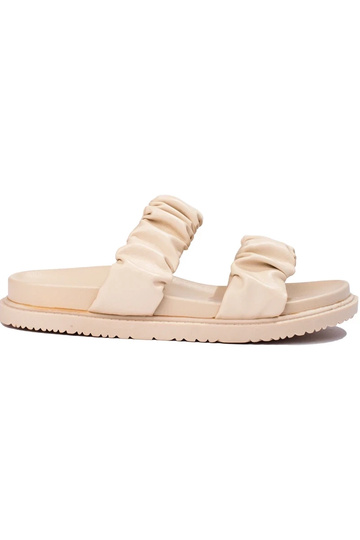 Chinelos bege com fivelas