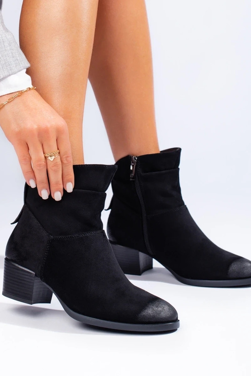 feito de sapatos femininos de camurça...