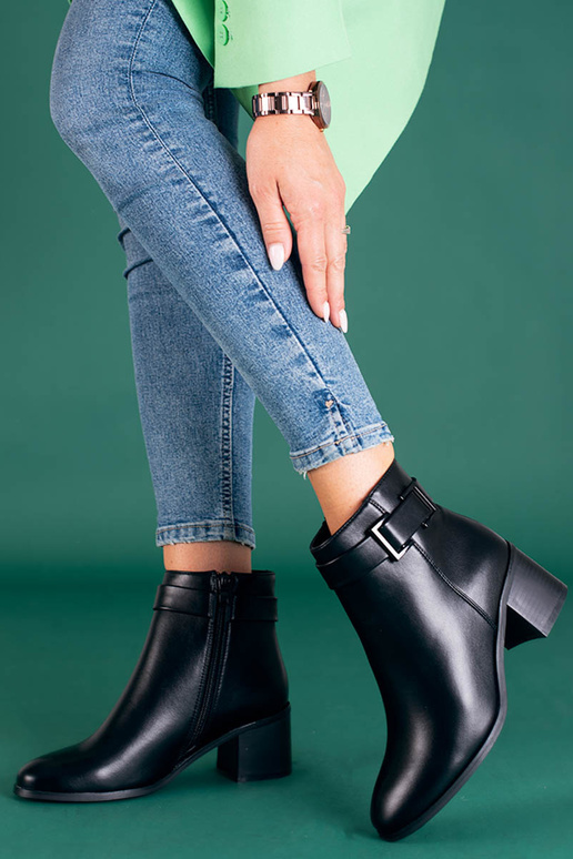 Sapatos femininos pretos de modelo...