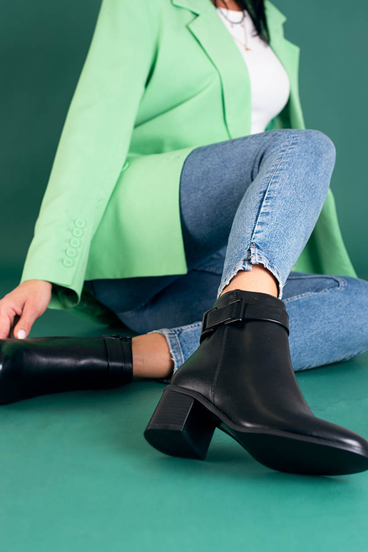 Sapatos femininos pretos de modelo...