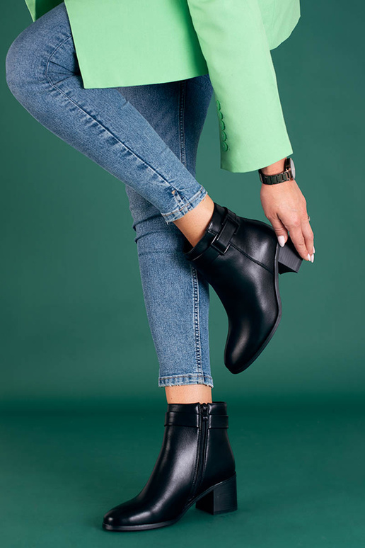 Sapatos femininos pretos de modelo...