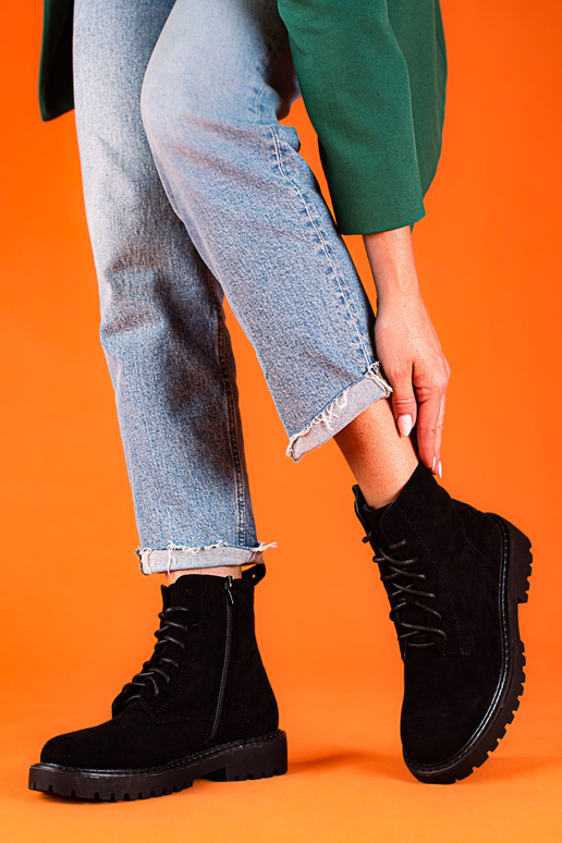 Sapatos femininos pretos de camurça