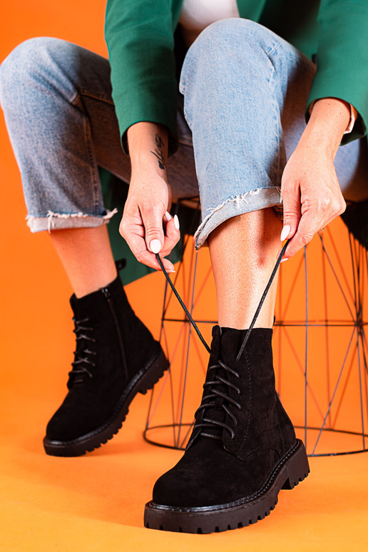 Sapatos femininos pretos de camurça