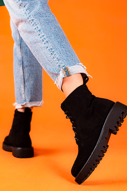 Sapatos femininos pretos de camurça