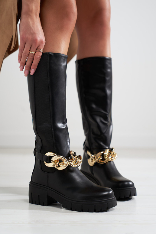 sapatos pretos de salto alto com sola...