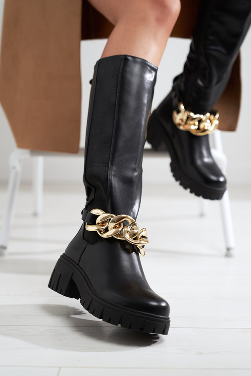 sapatos pretos de salto alto com sola...